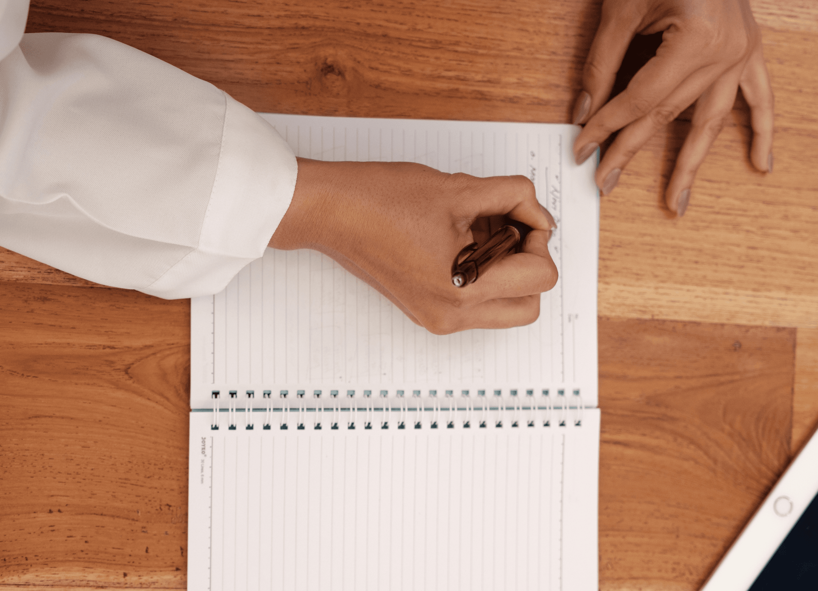 Une personne écrivant dans son carnet de notes.