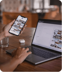 Une personne vérifiant ses réseaux sociaux sur un téléphone et son ordinateur