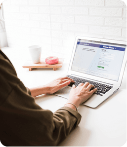 Une personne se connectant à sa page Facebook sur un ordinateur