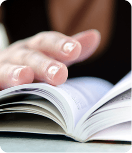 Une personne feuilletant un guide pratique